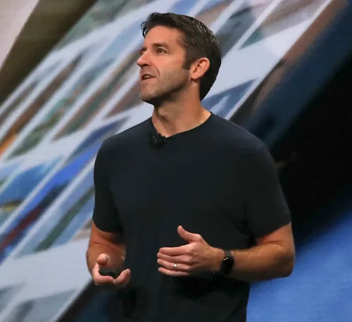 Apple’s Hardware Chief Takes Over Days Before iPhone Launch